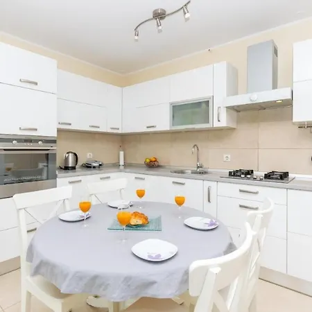 Charmant Garden View Apartment *