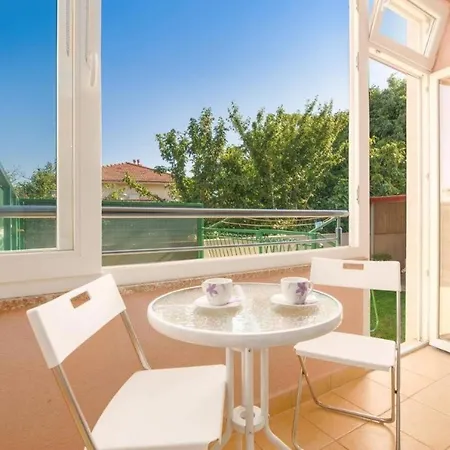 Lägenhet Charmant Garden View Apartment Pula